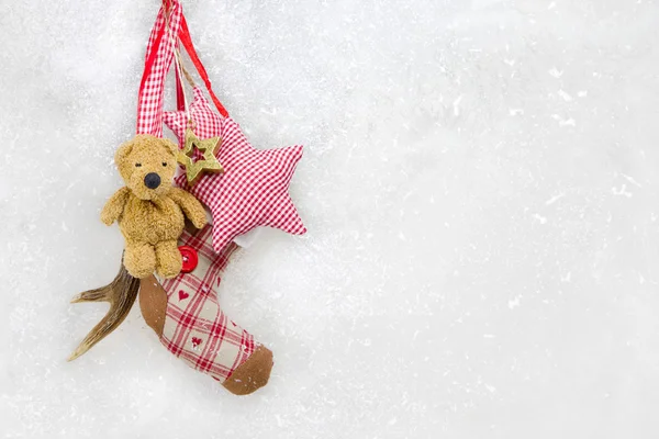 Decoração de inverno no fundo nevado — Fotografia de Stock