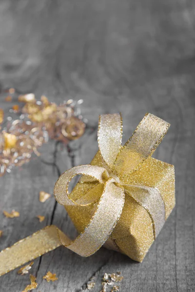 Gouden gift box voor Kerstmis — Stockfoto