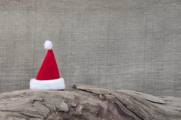 圣诞老人在圣诞的树干顶红色的帽子 — 图库照片