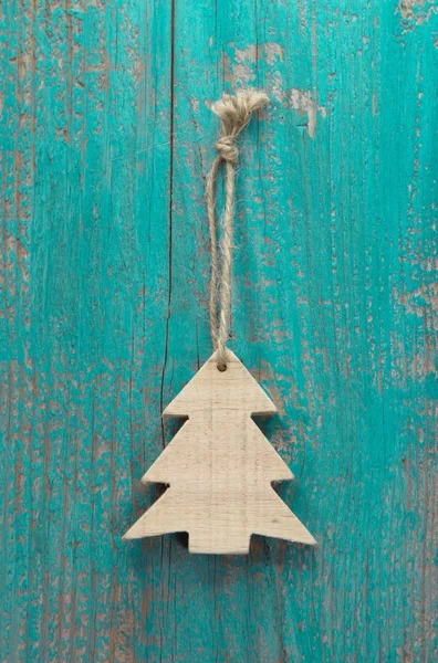 Houten kerstboom op oude shabby bord — Stockfoto