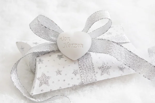 Scatola regalo in bianco e argento con cuore bianco — Foto Stock