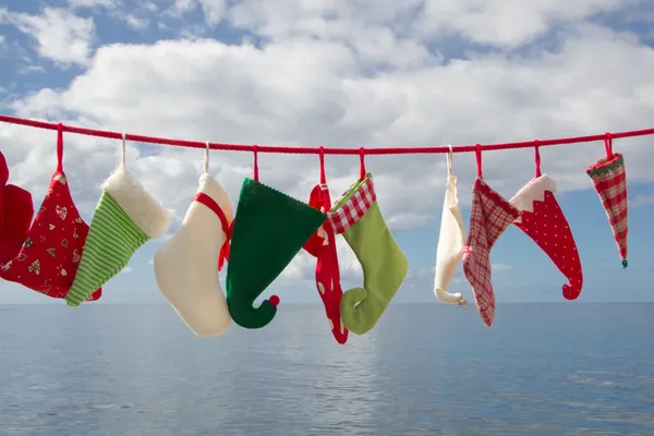 Paisaje marino de sombreros y calcetines colgando — Foto de Stock