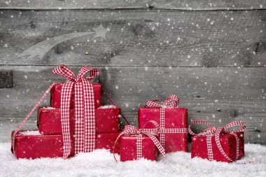 Kırmızı Noel hediyeleri yığını
