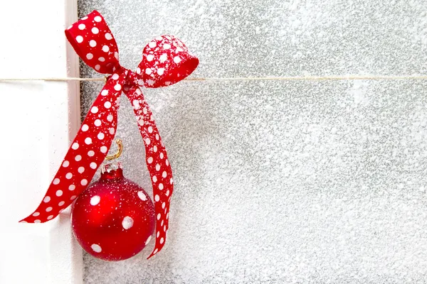 Jul bakgrund med röd boll — Stockfoto