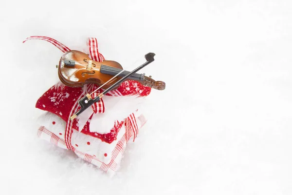 Bolso de tres frijoles con cinta y violín sobre fondo blanco para ch —  Fotos de Stock