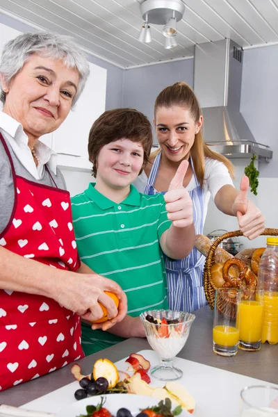 Koken samen en gelukkige familie — Stockfoto