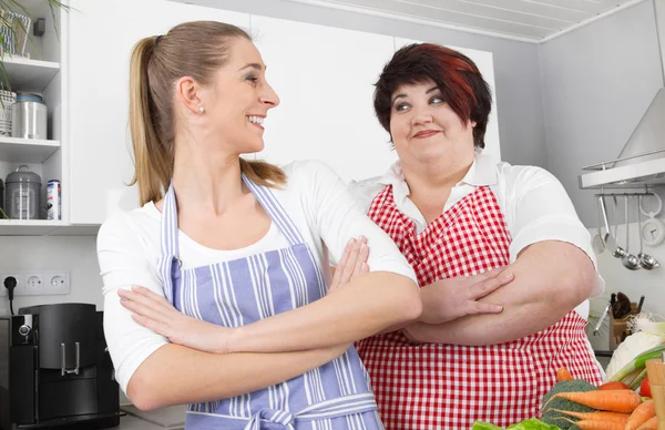 Vet en overgewicht vrouw poseren in de keuken — Stockfoto