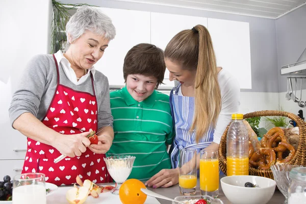 Cozinha de família feliz em conjunto - com a avó — Fotografia de Stock