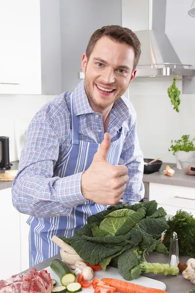 Gelukkig man poseren met groenten in de keuken - duimen omhoog — Stockfoto