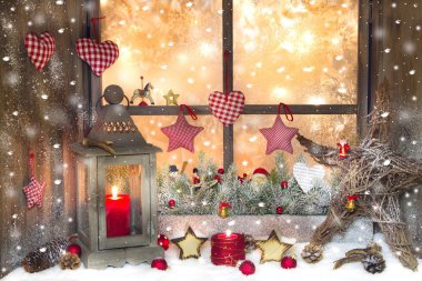 Kırmızı christmas dekorasyon ahşap pencere eşiğinde fener ile