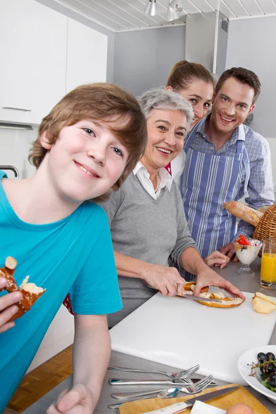 Glückliche Familie kocht zusammen — Stockfoto