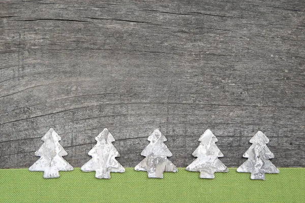 木制圣诞树与绿色织物上的灰色背景 — 图库照片