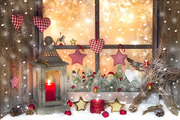 Röd Juldekoration med lykta på fönsterbrädan med trä Stockbild