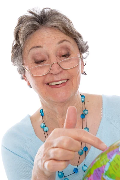 Retiree woman with globe — Stock Photo, Image