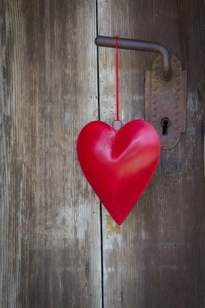 Corazón rojo del metal de hoja — Stok fotoğraf