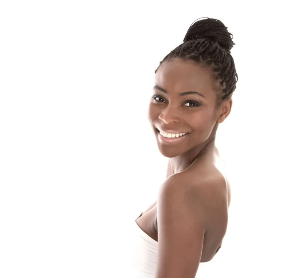 Retrato jovem afro-americano sorrindo mulher - preto e branco — Fotografia de Stock