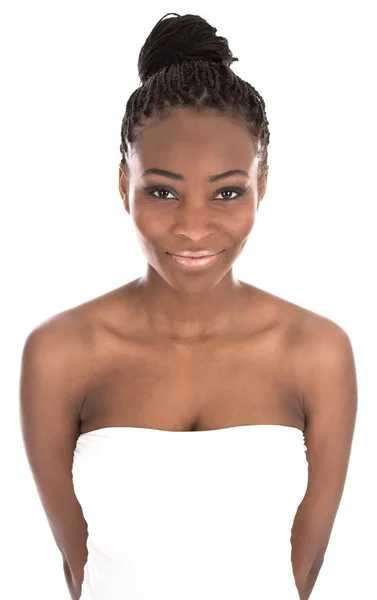 Портрет молодой афроамериканской улыбчивой женщины - черно-белый — стоковое фото