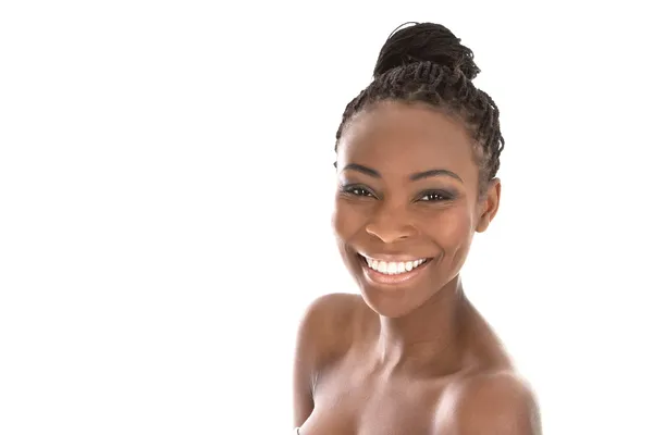 Retrato joven afroamericana sonriente mujer - blanco y negro —  Fotos de Stock