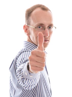 başparmak izole kameraya gösteren gözlük takan adam