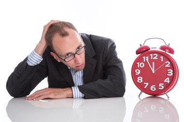 Beyaz backgrou izole kırmızı saati ile işadamı overworked