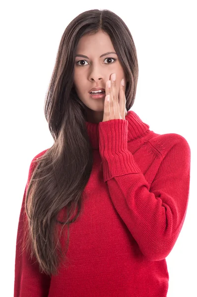 Schockiert schöne Brünette in langen roten Pullover isoliert — Stockfoto