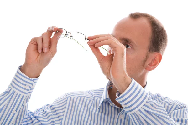 Uomo tenendo su gli occhiali e guardandoli isolati su bianco — Foto Stock