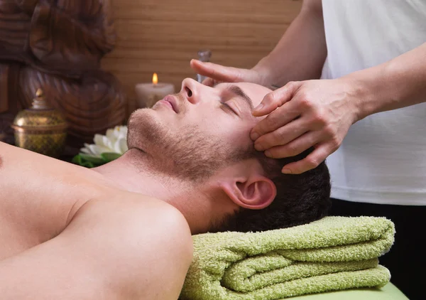 Mãos de mulher fazendo massagem a um homem — Fotografia de Stock