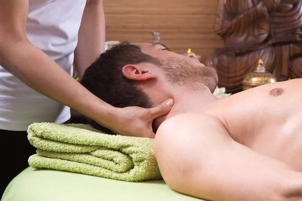 Mãos de mulher fazendo massagem — Fotografia de Stock