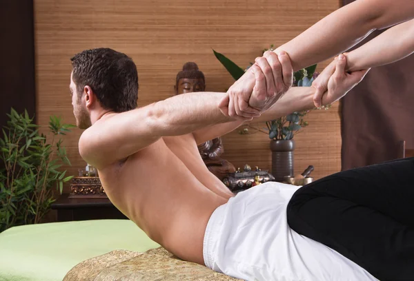 Tailandesa haciendo masaje a un hombre —  Fotos de Stock