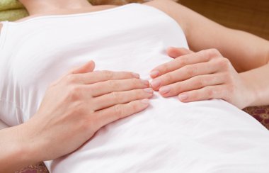 oryantal masaj sırasında ellerinde