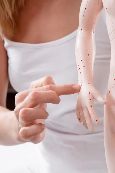 Mãos de mulher mostrando pontos de acupuntura — Fotografia de Stock