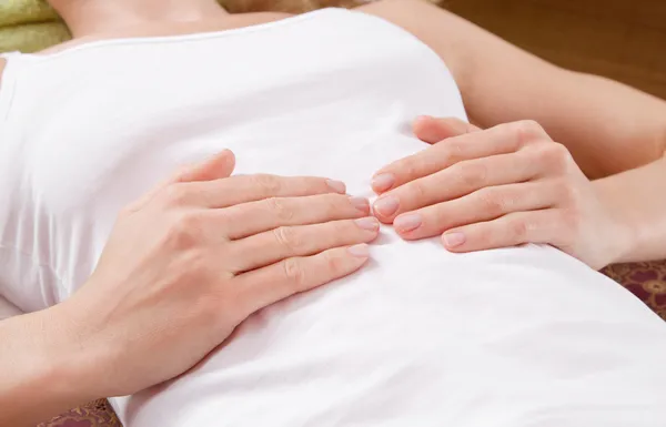 Mãos na barriga durante a massagem — Fotografia de Stock