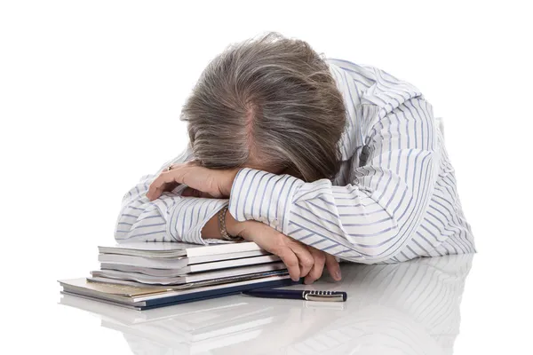 Mujer con exceso de trabajo durmiendo en los libros —  Fotos de Stock