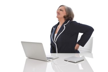 yaşlı iş kadını sırt ağrısı