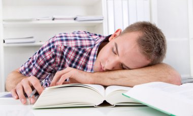 Masa başında uyuyan öğrenci