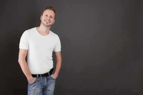 Guapo joven en jeans — Foto de Stock