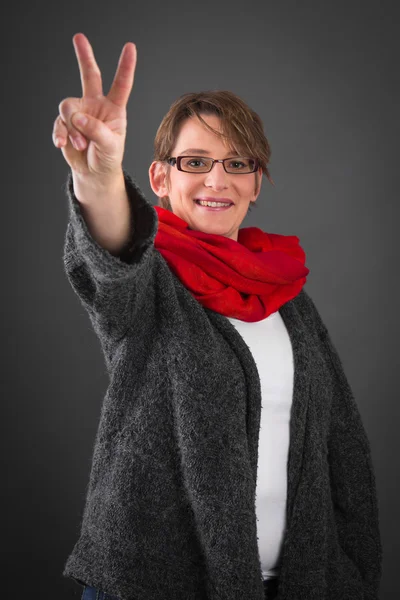 Vrouw met vredesteken — Stockfoto