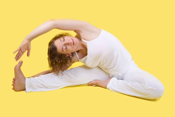 Yoga kvinnan stretching — Stockfoto