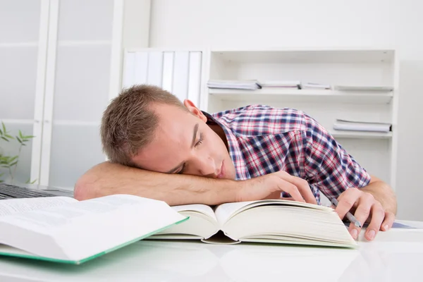 Étudiant dormant au bureau — Photo