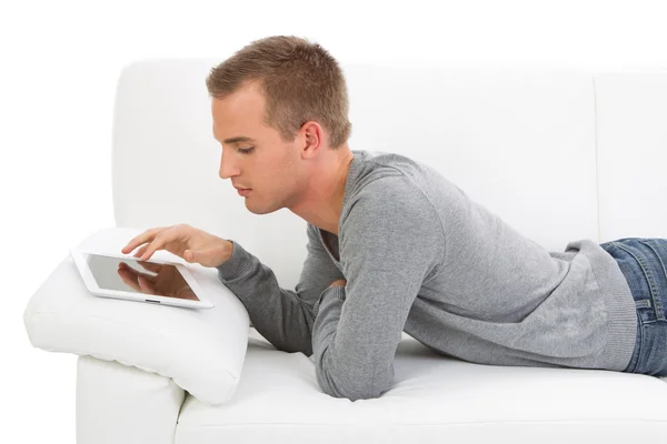 Hombre navegando por Internet — Foto de Stock