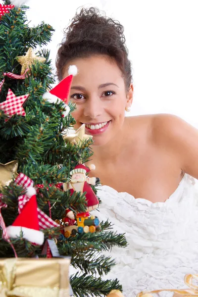 Señora detrás del árbol de Navidad — Foto de Stock