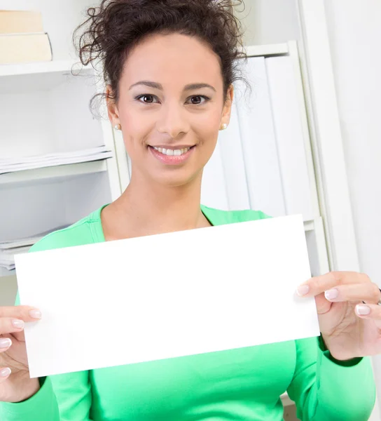 Mulher de negócios mostrando placa de sinal — Fotografia de Stock