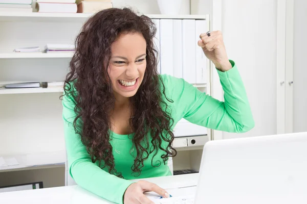 Mulher zangada com laptop — Fotografia de Stock