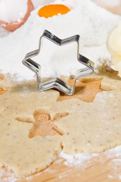 Primer plano de la preparación de galletas de jengibre para Navidad —  Fotos de Stock