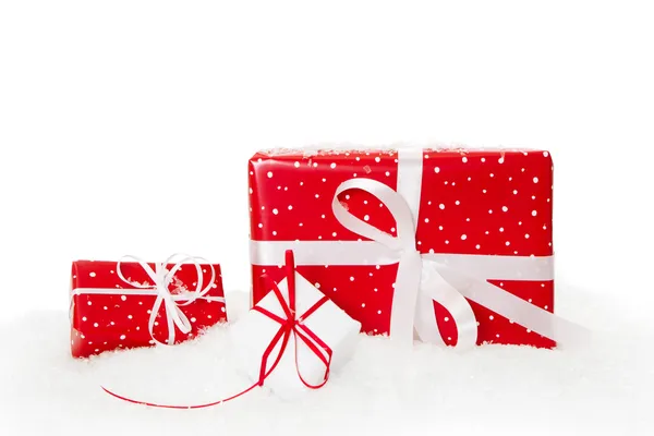 Czerwony na białym tle świątecznych prezentów — Zdjęcie stockowe