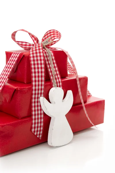 Zásobník červené vánoční dárky s bílými angel izolovaných na bílém pozadí — Stock fotografie