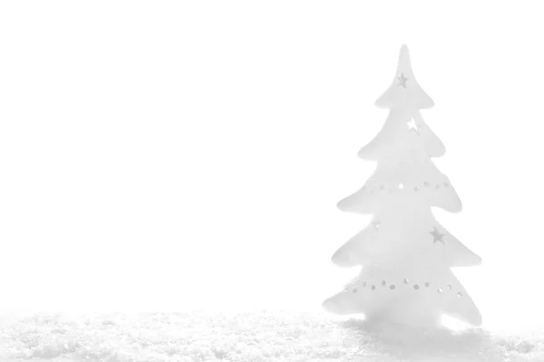 Noël blanc : arbre enneigé sur fond blanc — Photo