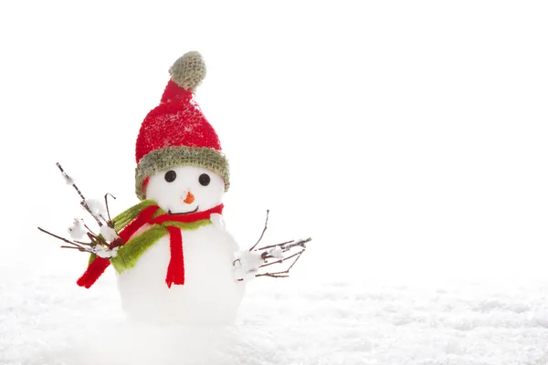 Weihnachten: Schneemann mit rotem Schal und Hut auf weißem Hintergrund — Stockfoto