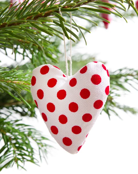Rot gepunktete handgemachte Weihnachten rotes Herz isoliert — Stockfoto