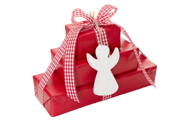 Куча красных рождественских подарков с белым ангелом на белом фоне — стоковое фото